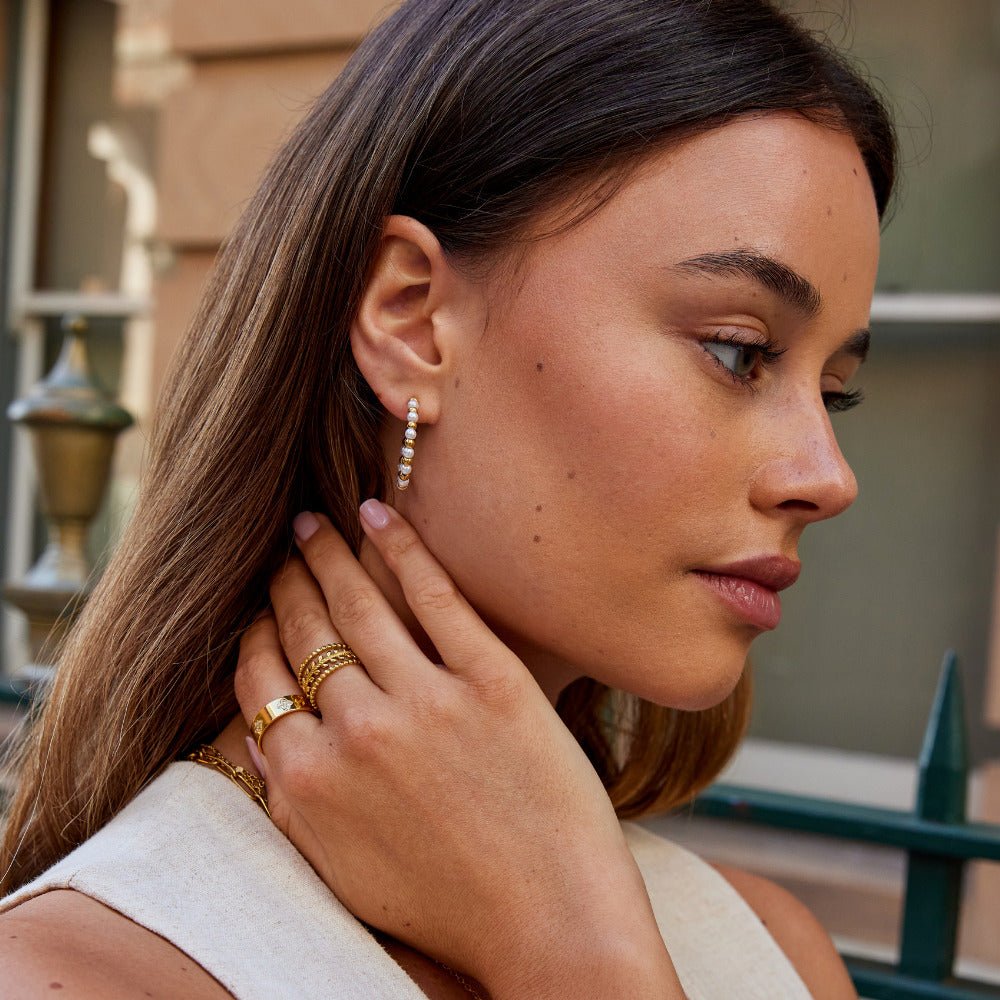 Maia biserna in zlatih uhani