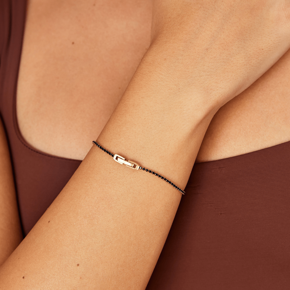 Zapestnica iz črnega kristala ob polnoči