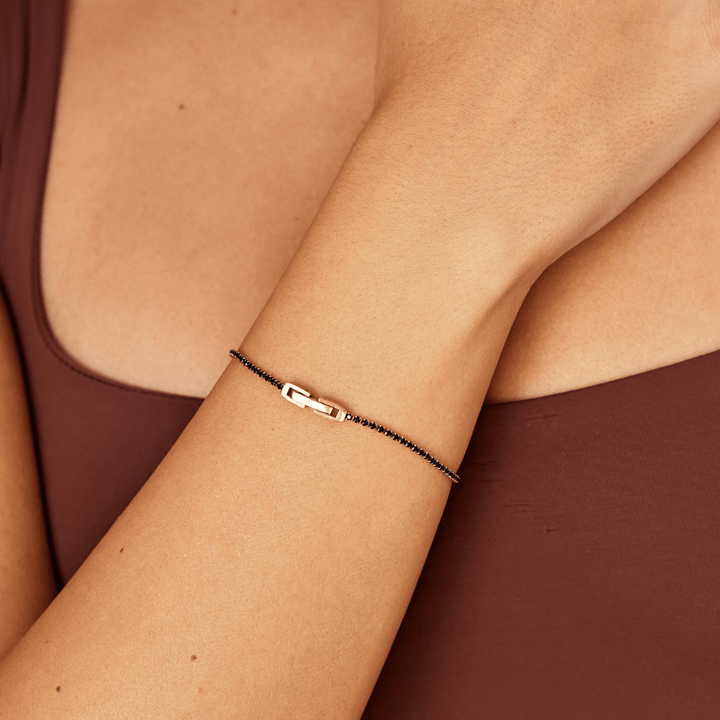 Zapestnica iz črnega kristala ob polnoči