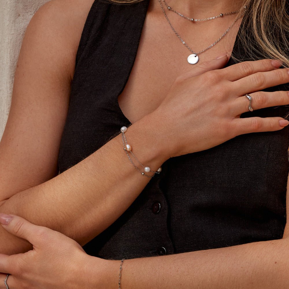 Srebrna plastna zapestnica iz sladkovodnih biserov