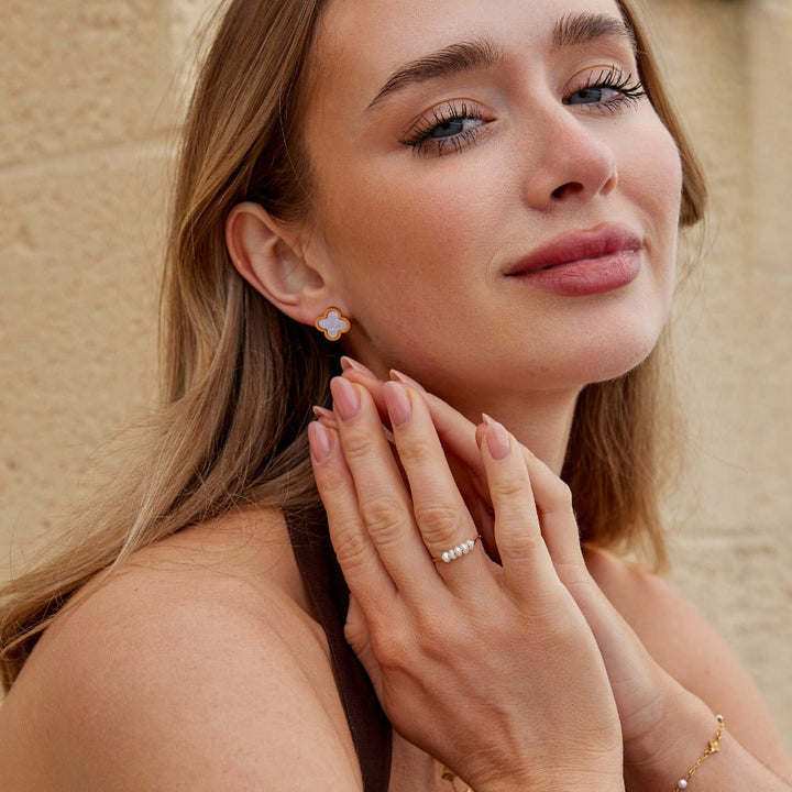 Bela Deteljica Stud Uhani