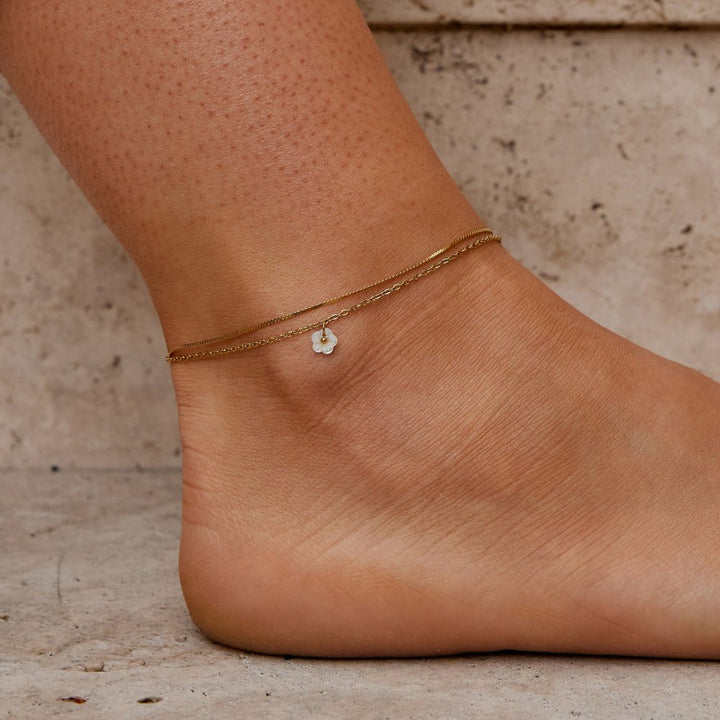 Bela cvetna školjka plastnata anklet