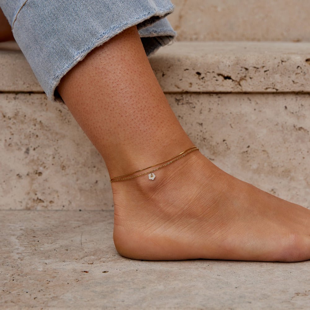 Bela cvetna školjka plastnata anklet