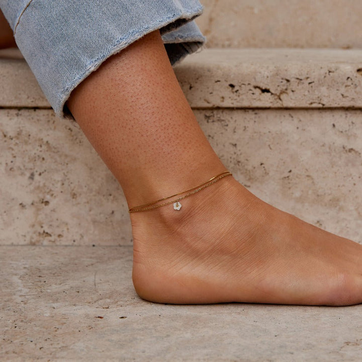 Bela cvetna školjka plastnata anklet